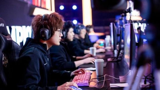 Elk谈英雄联盟感冒经历与游戏心态